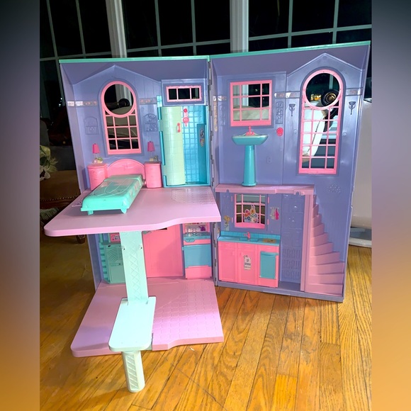 COPY - Barbie Interactive Foldable Townhouse Dollhouse - Picture 1 of 9